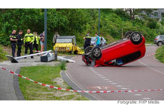 Auto belandt op zijn kop na eenzijdig ongeluk in Bergen aan Zee