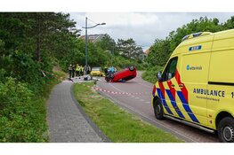Auto belandt op zijn kop na eenzijdig ongeluk in Bergen aan Zee