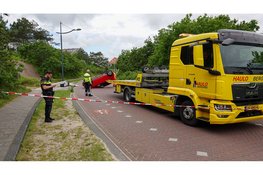 Auto belandt op zijn kop na eenzijdig ongeluk in Bergen aan Zee