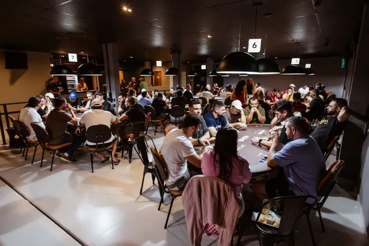 Waarom pokertoernooien steeds vaker opduiken in de Bergense horeca