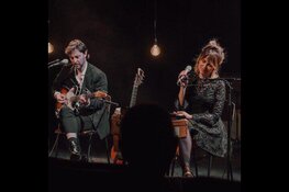 Janne Schra met multidisciplinair talent in het Vredeskerkje in Bergen aan Zee