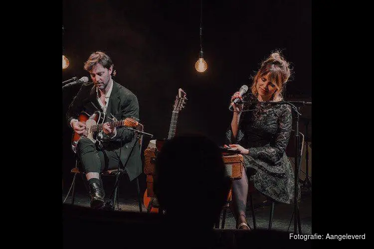 Janne Schra met multidisciplinair talent in het Vredeskerkje in Bergen aan Zee