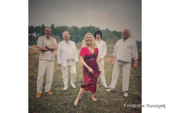 Betty and the Boogiemen met Joni Mitchell’s ‘Mingus’ in het Vredeskerkje in Bergen aan Zee