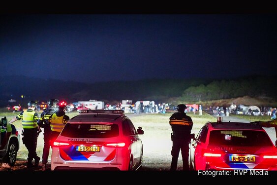 Politie beëindigd illegale raveparty met honderden bezoekers in duinen