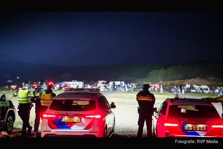 Politie beëindigd illegale raveparty met honderden bezoekers in duinen