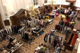 Achtste editie Vintage & Second-hand Market vult Ruïnekerk Bergen met duizenden kledingstukken