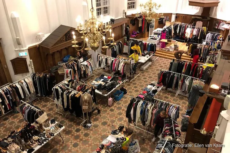 Achtste editie Vintage & Second-hand Market vult Ruïnekerk Bergen met duizenden kledingstukken