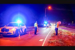 Automobilist ramt verkeersborden in Bakkum en strandt rokend bij Egmond-Binnen