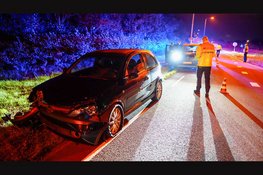 Automobilist ramt verkeersborden in Bakkum en strandt rokend bij Egmond-Binnen