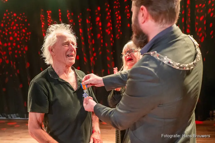 Muzikant en kunstenaar Frank Kraaijeveld (Bintangs) geridderd