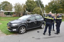 Automobiliste botst tegen lantaarnpaal en verdeelkast in Bergen