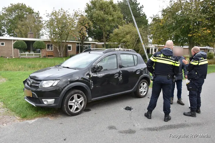 Automobiliste botst tegen lantaarnpaal en verdeelkast in Bergen