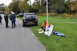 Automobiliste botst tegen lantaarnpaal en verdeelkast in Bergen