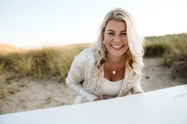 Paula Leek brengt een sfeervolle muzikale avond vol emotie en warmte tijdens het Merlet Theater