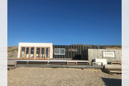 Sander en Fritz bouwen nagelnieuw strandpaviljoen in Bergen aan Zee