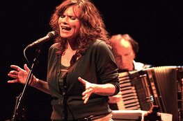 Niki Jacobs zingt Mauthausen Cyclus in Vredeskerkje