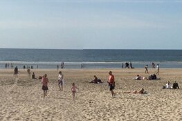 Drenkeling bij strand Bergen uit water gered dankzij omstanders