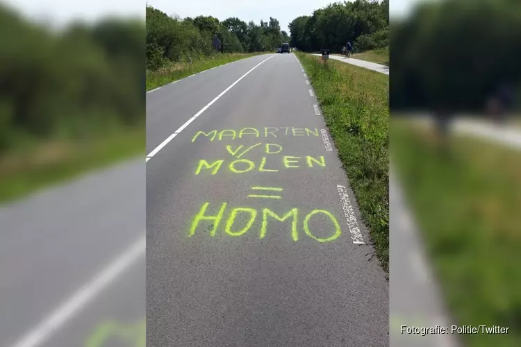Vandalen bekladden wegdek Egmond met boodschap voor wijkagent