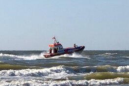 Duitse toerist uit zee gehaald en met spoed naar ziekenhuis gebracht