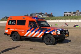 Duitse toerist uit zee gehaald en met spoed naar ziekenhuis gebracht