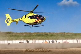 Duitse toerist uit zee gehaald en met spoed naar ziekenhuis gebracht