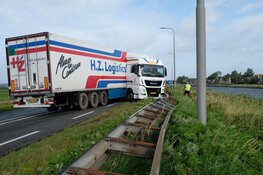 Vrachtwagen geschaard door harde wind in Bergen