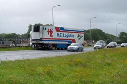 Vrachtwagen geschaard door harde wind in Bergen