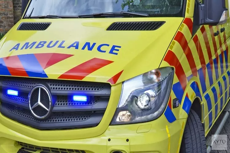 Auto vliegt over de kop op N9 bij Schoorl