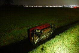 Auto in sloot in Bergen