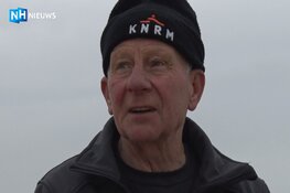 Boet struint al 70 jaar over het strand: "Het geeft een bepaalde kick"