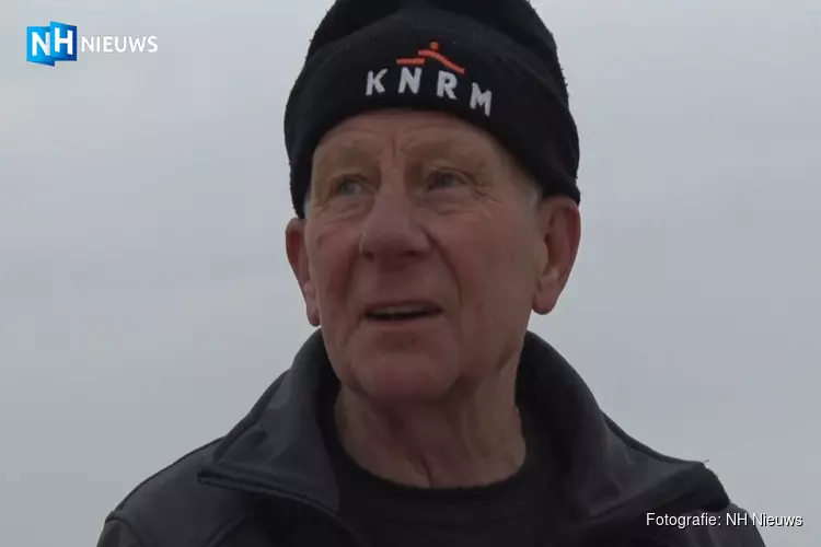 Boet struint al 70 jaar over het strand: "Het geeft een bepaalde kick"