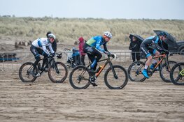 Topatleten klaar voor strijd tegen de elementen in Egmond