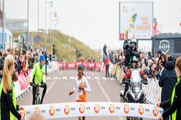 Bashir Abdi en Tsehay Gemechu winnen onstuimige editie NN Egmond Halve Marathon