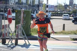 Henk Vos (72) slaagt in marathon-missie