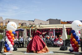Karin Bloemen verrast bewoners De Oudtburgh tijdens Ali B Vrienden Tour