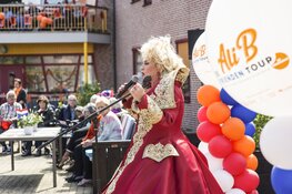 Karin Bloemen verrast bewoners De Oudtburgh tijdens Ali B Vrienden Tour