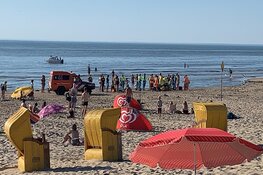 Drie personen onwel geworden op strand Egmond aan Zee