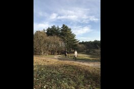 Ook tijdens lockdown wandelen ouderen in Egmond gewoon door