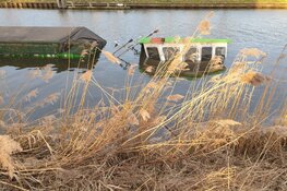 Dekschuit en tractor gezonken in Schoorldam