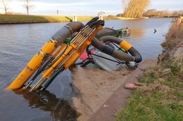 Dekschuit en tractor gezonken in Schoorldam