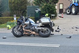 Motoragent in botsing met tractor in Egmond-Binnen