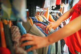 Tweedehands kleding verkoop en boekenmarkt bij Kledingbank Egmond