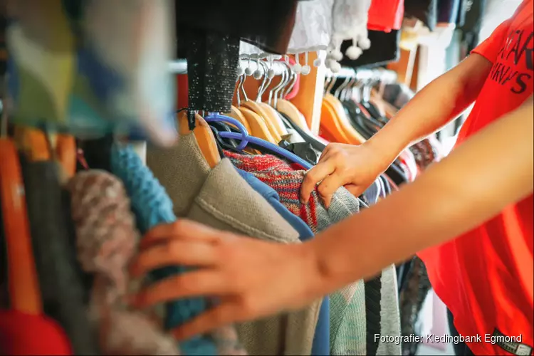 Tweedehands kleding verkoop en boekenmarkt bij Kledingbank Egmond